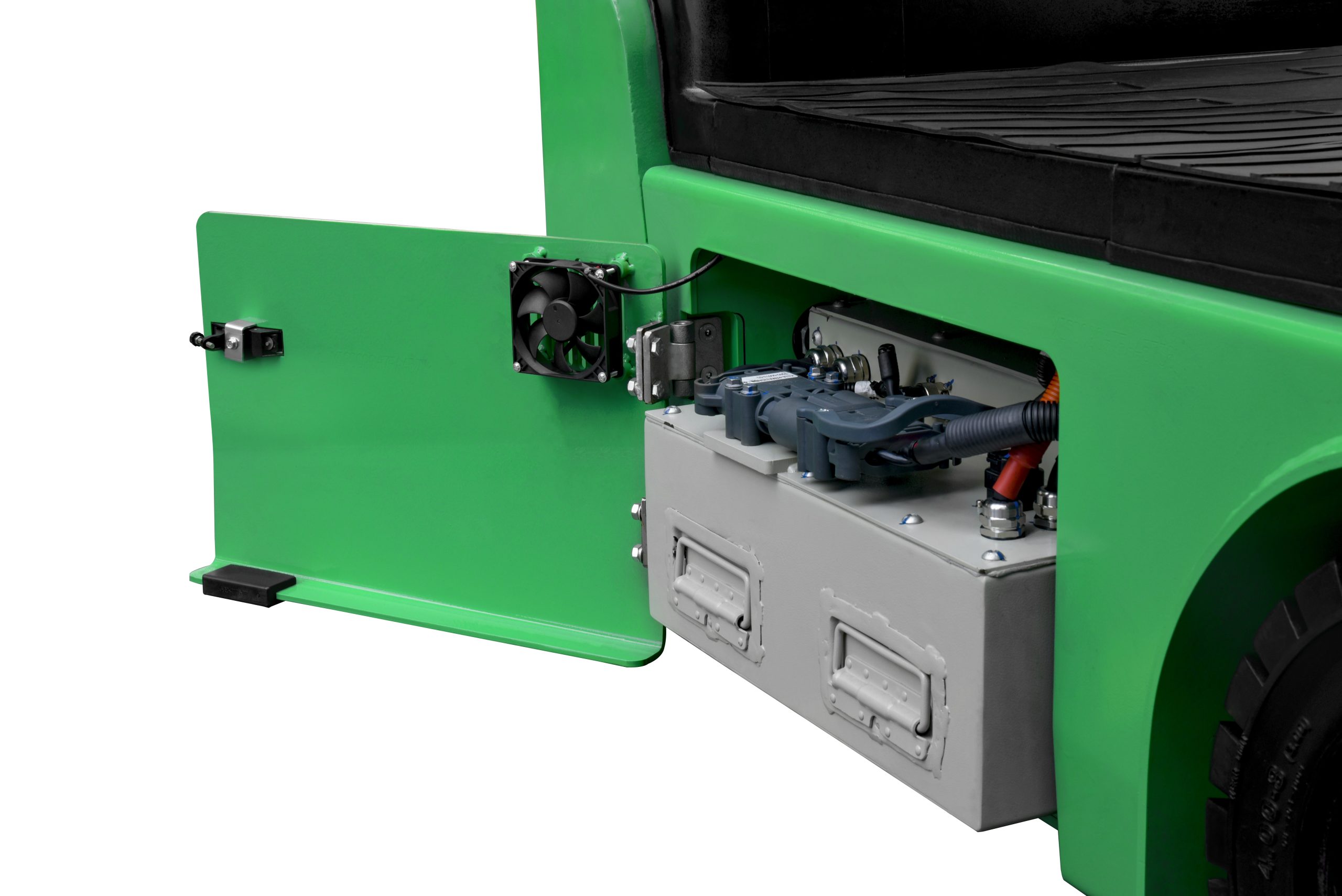 Safety - The optimized wide-view mast and low-profile dashboard provide an expansive forward view, significantly reducing blind spots and enhancing operational safety. The emergency power-off switch complies with European safety standards, ensuring quick response in case of emergencies. Additionally, both electronic and hydraulic overload protection systems are built in to meet safety regulations. 