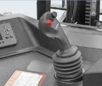 Command every function with ease. The centrally located, intuitive multi-function handle puts simultaneous control of driving, lifting, lowering, and auxiliary hydraulics right at the operator’s fingertips.